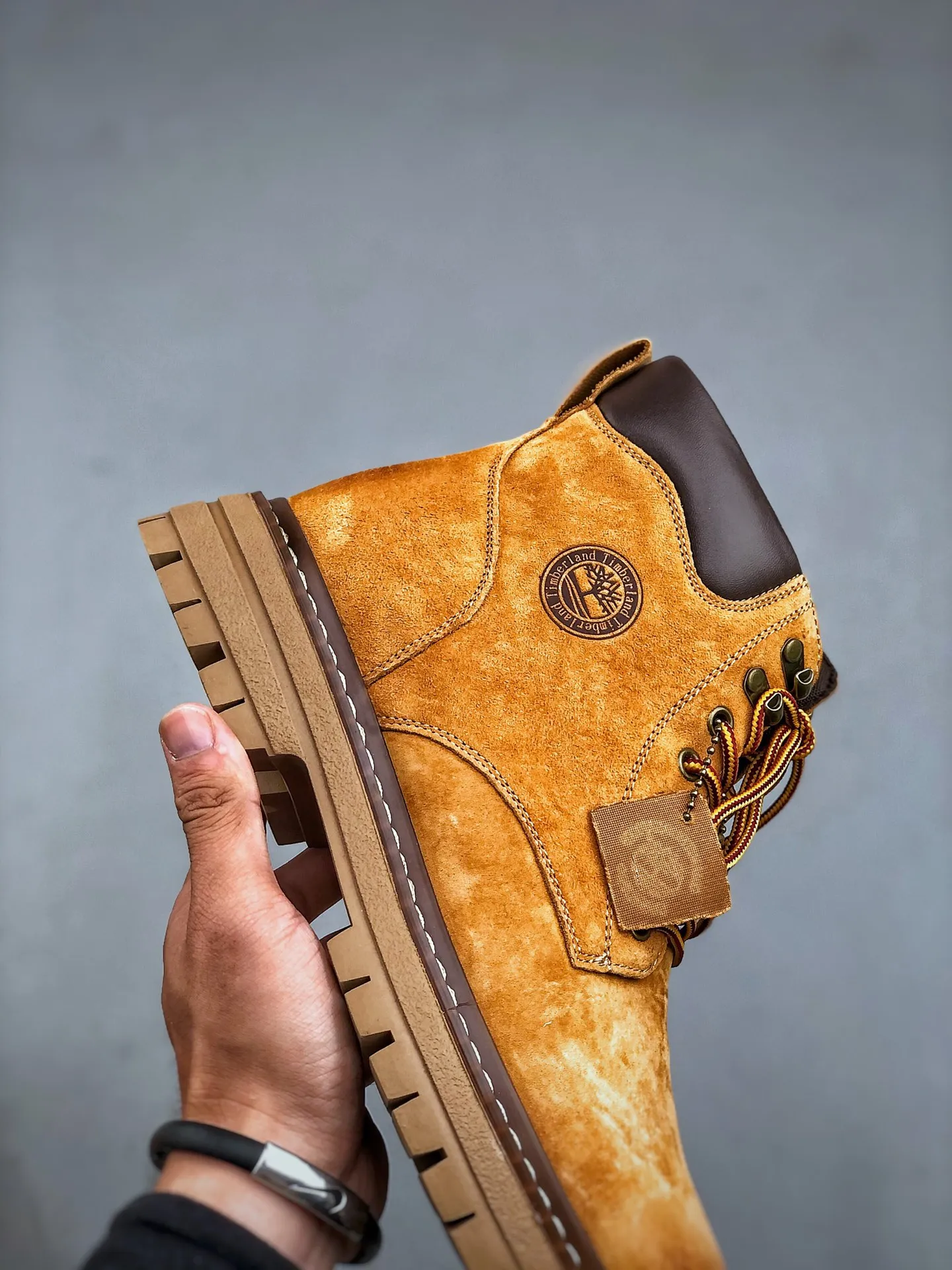 Local pick-up 💰560 supports store release. New goods 🚀 #Timberland Timberland/Timberland outdoor high-top casual rhubarb boots series #Guangdong Dachang quality, original box and original packaging, fashionable and trendy matching. The fabric is made of Italian 🇮🇹 top-grade frosted fine-grained cowhide. It is matched with anti-odor and anti-corrosion genuine leather latex insoles. The outsole and hardware are all made from OEM raw materials. It is the same as the original Goodyear and will never be glued. Good products do not kill pigs. Exclusively launched on the whole network. The quality is unquestionable. The whole set of official website unified packaging gives you a perfect wearing experience. The quality is exquisite and durable. A must-have for sportsmen. Specially designed to treat those who are not handsome. High-quality and first-class foot feel. Special for cold protection and outdoor use this winter. Casual matching for daily use. Size: 38 39 40 41 42 43 44 (leather shoe size)